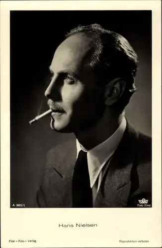 Ak Schauspieler Hans Nielsen, Portrait im Profil, Zigarette rauchend