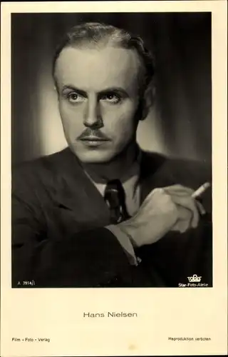 Ak Schauspieler Hans Nielsen, Portrait, Zigarette rauchend