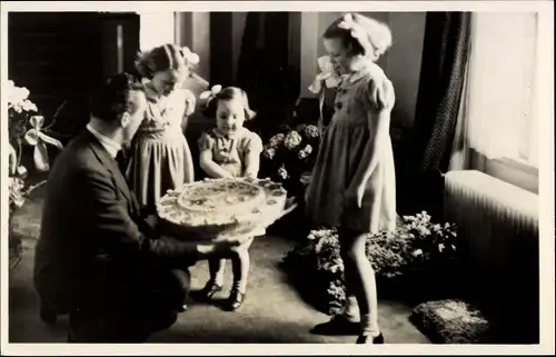Ak Prinzessinnen Beatrix, Irene, Margriet, Kuchen zur Geburt von Prinzessin Marijke 1947