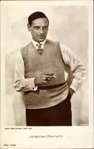 Ak Schauspieler Johannes Riemann, Portrait mit Zigarette