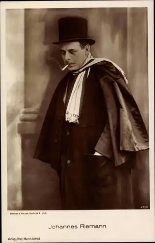 Ak Schauspieler Johannes Riemann, Portrait mit Zylinder, Zigaretten, Ross 473/1