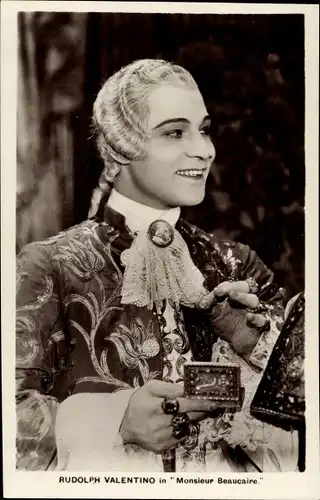 Ak Schauspieler Rudolph Valentino in Monsieur Beaucaire, Schnupftabak