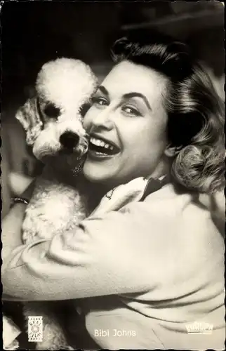 Ak Schauspielerin und Sängerin Bibi Johns, Portrait mit Pudel, Ich und meine Schwiegersöhne