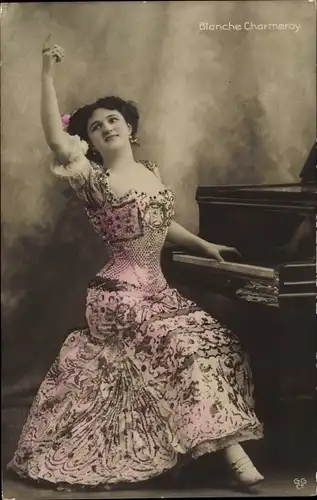Ak Musikerin ? Blanche Charmeroy, Portrait am Klavier