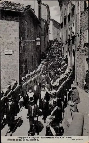 Ak San Marino, I Reggenti e sequito attraversano Via XXV Marzo.