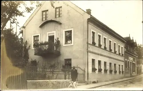 Foto Ak Dachau in Oberbayern, Wohnhaus, Anwohner, Mann mit Hunden