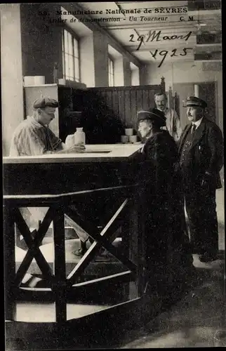 Ak Sèvres Ville d'Avray Hauts de Seine, Manufacture Nationale, Tourneur