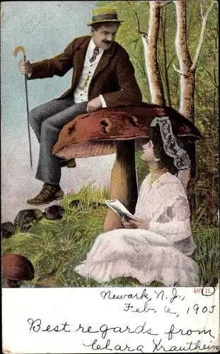 Ak Mann auf dem Schirm eines Pilzes sitzend, lesende Frau