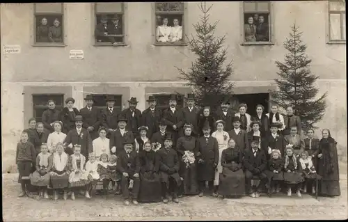 Foto Ak Murrhardt in Württemberg, Personen vor einer Handlung, Hochzeitsgesellschaft ?