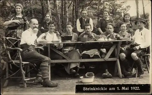 Foto Ak Neuhütten Wüstenrot in Württemberg, Personen auf dem Steinknickle 1922