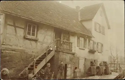 Foto Ak Kleingartach Eppingen in Baden, Partie an einem Bauernhaus