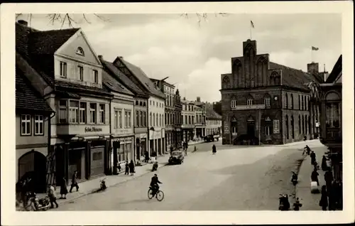 Ak Parchim in Mecklenburg, Ernst-Thälmann-Platz mit Rathaus, Passanten