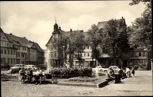 Ak Schleusingen in Thüringen, Brunnen am Rathaus, Passanten, Fahrzeuge