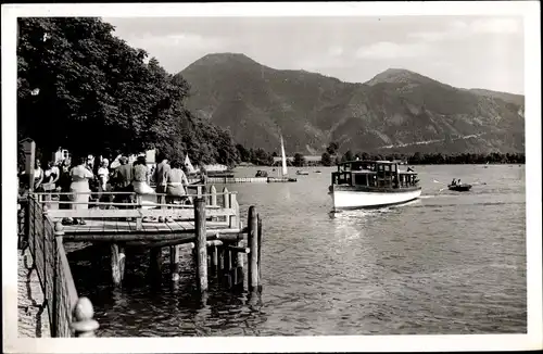 Ak Tegernsee, Wartende Fahrgäste am Landeplatz für Dampfer