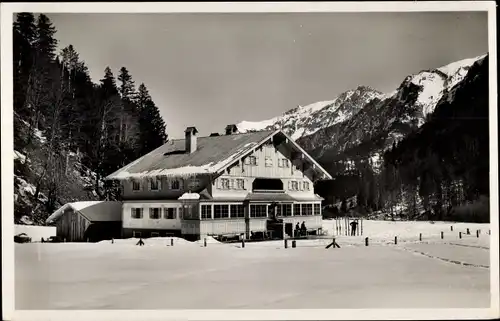 Ak Bad Oberdorf Bad Hindelang im Oberallgäu, Allgäuer Alpen, Giebelhaus mit Rauhhorn, Winter