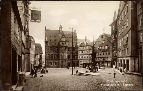 Ak Marburg an der Lahn, Partie auf dem Marktplatz mit Rathaus