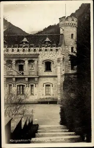 Ak Hohenschwangau Schwangau im Ostallgäu, Schloss Hohenschwangau, Schlosshof