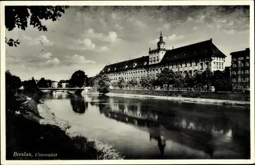 Ak Wrocław Breslau Schlesien, Flusspartie mit Blick auf die Universität, Wasserspiegelung
