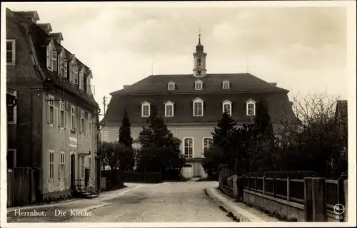 Ak Herrnhut in der Oberlausitz, Ansicht der Kirche, Straßenpartie im Ort