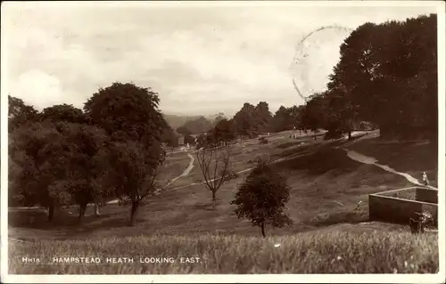 Ak Hampstead Heath London England, Looking East, Ortsansicht, Wiese, Bäume