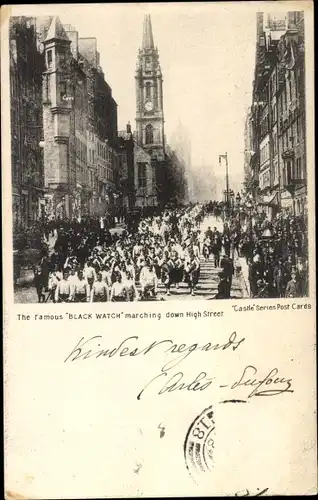 Ak Edinburgh Schottland, The Famous Black Watch marching down High Street