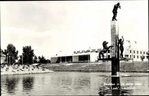 Ak Lexmond Leksmond Utrecht, Beelden in de vijver voor De Laak, Skulpturenbrunnen