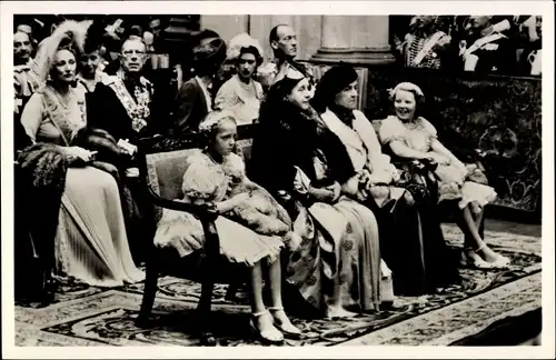 Ak Königin Juliana der Niederlande, Prinz Bernhard, Wilhelmina, Prinzessin Beatrix, Irene, Armgard