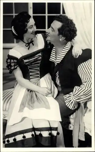 Foto Ak Filmszene, Theaterszene?, Schauspielerin und Schauspieler in Trachtenkostümen