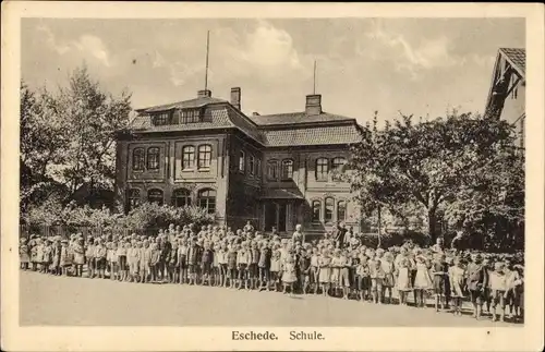 Ak Eschede in der Lüneburger Heide, Schule, Schüler vor dem Gebäude