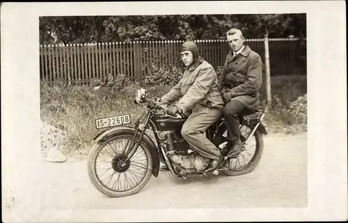 Foto Ak Zwei Männer auf einem Motorrad, Kennzeichen IS-22608