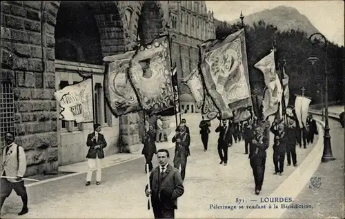 Ak Lourdes Hautes Pyrénées, Pelerinage se rendant a la Benediction