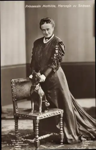 Ak Prinzessin Mathilde, Herzogin zu Sachsen, Portrait mit Hund