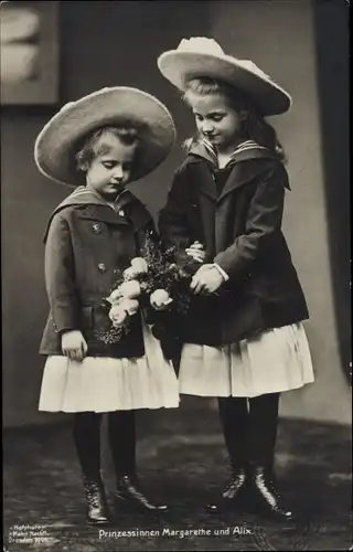 Ak Prinzessinnen Margarethe und Alix von Sachsen, Standportrait mit Blumenstrauß