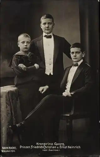 Ak Kronprinz Georg von Sachsen, Prinzen Friedrich Christian und Ernst Heinrich, Portrait