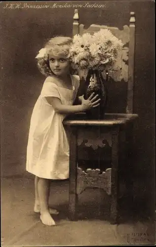 AK Prinzessin Monika von Sachsen, Portrait mit Blumenvase