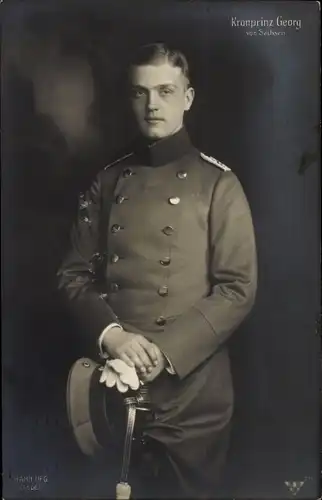 Ak Kronprinz Georg von Sachsen, Standportrait, Säbel, Uniform, Schirmmütze
