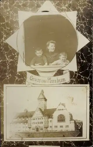 Passepartout Foto Ak Pforzheim im Schwarzwald, Gebäude, Frau mit zwei Kindern am Fenster