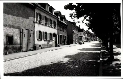 Foto Ak Eutingen, Blick auf eine Hauptstraße mit parkendem Auto