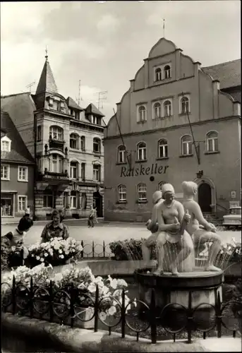 Ak Pulsnitz in Sachsen, Platz der Befreiung, Rathaus mit Ratskeller, Springbrunnen