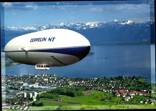 Ak Friedrichshafen am Bodensee, Zeppelin NT über dem Ort