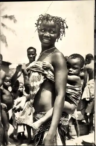 Ak Jeune femme Africaine et son bébé, portrait