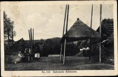 Ak Galizische Scheunen, Dorfszene, Strohdächer, I. WK