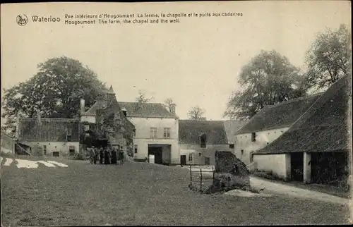 Ak Waterloo Wallonisch Brabant, Vue interieure d'Hougoumont La ferme, la chapelle et le puits