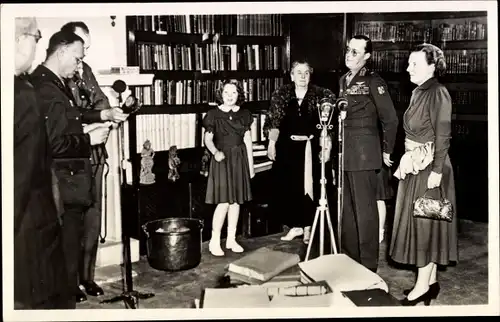 Ak Juliana der Niederlande, Prinz Bernhard, Prinzessinnen Beatrix, Aanbieding foto albums 1949