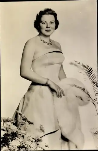 Ak Prinzessin Beatrix der NIederlande, Standportrait 1958, Pelz, Kleid