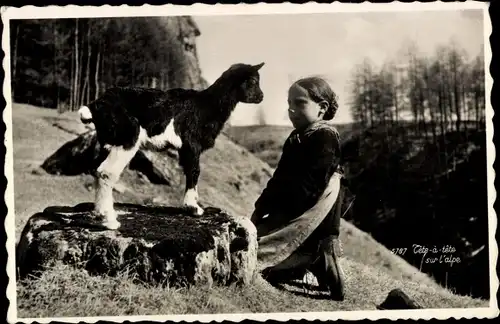 Ak Schweiz, Tête à tête sur l'alpe, Mädchen mit kleiner Ziege