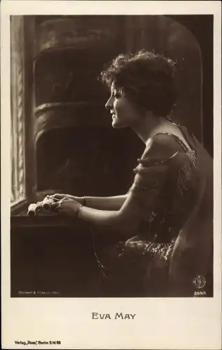 Ak Schauspielerin Eva May, Portrait mit Opernglas, Ross Verlag 269 6