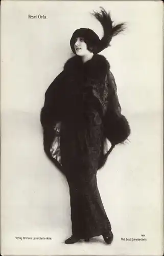 Ak Schauspielerin Resel Orla, Ganzkörperportrait, Kleid, Pelz