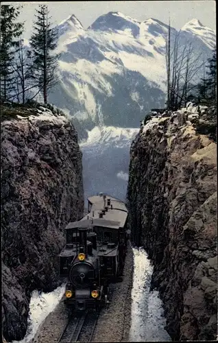 Ak Brünigbahn, Passhöhe, Durchfahrt durch eine Schlucht, Dampflok