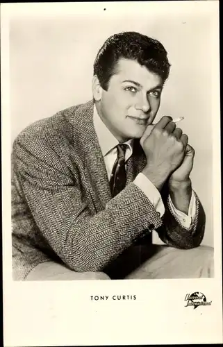 Ak Schauspieler Tony Curtis, Portrait, Zigarette, Universal International